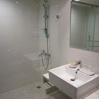 白を基調にした水回りはきれいだが・・・・