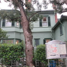 中江の由来となった外壁の色です。