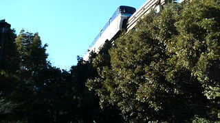 モノレールと大空を見上げて一息つける浜松町の公園