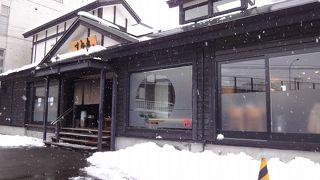 札幌のラーメンの名店、すみれ。味噌ラーメンと昔風ラーメンをいただく