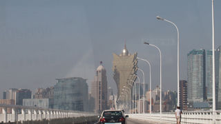 橋を通ってタイパまで