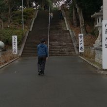 この階段がまだまだ続きます。