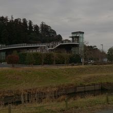 車の場合、この建造物を目印に曲がります。