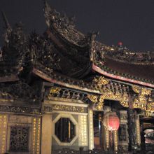 夜はライトアップされて幻想的に感じます