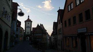 いかにもドイツの中世の街といった感じの通りです。