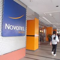 入り口前（1F）。セブンイレブン、両替商があり便利。