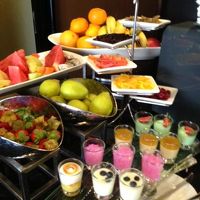 24F プレミアラウンジの朝食フルーツ。豪華！