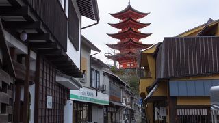 五重塔と古い町並み