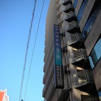 ホテルの前面看板風景