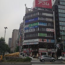 KFCの横に2階へ上がる階段があります