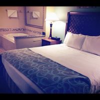 ベッドルームの端にバスタブ