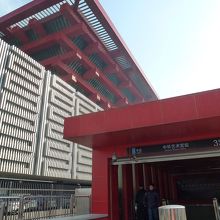 地下鉄駅出口すぐ