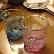 子供と妻が作ったグラス．体験料込みで1個3360円