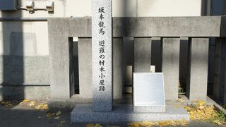 追っ手を逃れるため、一時避難したのがこの材木小屋です。