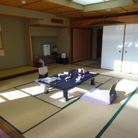 広い床の間付きの部屋