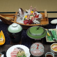 刺し盛りの他に　イセエビあわび酒蒸しなど　大満足