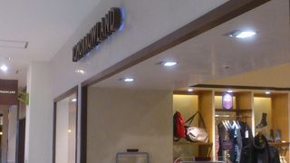 広い販売スペースに品物がいろいろあります。