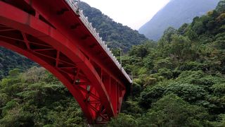 観光スポットが点在しており、公共交通機関利用の旅行は、慎重な予定組みが求められます