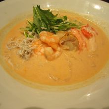 ずわい蟹と魚介のトマトクリームうどん