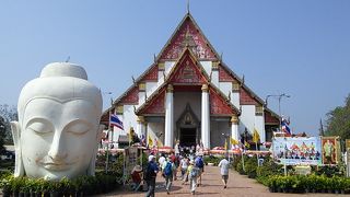 参拝客の多さはアユタヤ一番