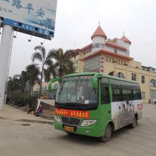 市内とバスターミナルをつなぐ市バス。運賃は一元