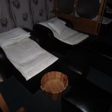 ６人入れる部屋、ベッドでのフットマッサージ