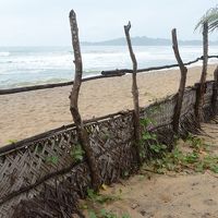 庭や敷地を区切る柵の向こうは、インド洋の波が寄せる浜辺。