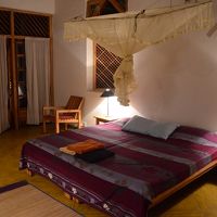 ヴィラ・タイプのお部屋は蚊帳付きベッドがあって広々。