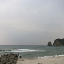 旅館の奥はすぐ砂浜です