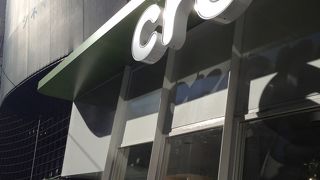 サンダルだけではなく、ブーツやスニーカも売られていました