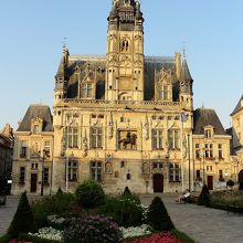 夕陽の市庁舎です