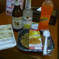 近所のセブンで買出し。レトルトもしっかりタイ味で美味しい!