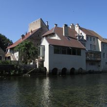 ルー川に向かって建つ美術館