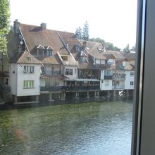 美術館の大きなガラス窓から望む風景