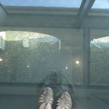 足の下にもルー川が流れる