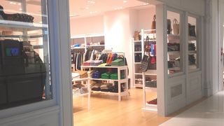 英国老舗アンダーウェアメーカー「SUNSPEなどが有ります。