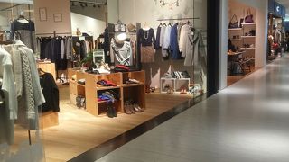 古くからあるものは、現代の価値観や今の気分を加えることで作られた、3つのオリジナルブランドによるファッションを提案するセレクトショップ。