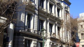 外壁を残した高層ビル