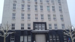 黒御影石が目立つ