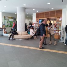 丘の下のチケット売り場・待合場所