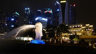 そびえ建っています。