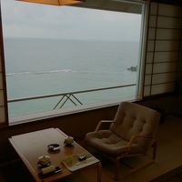 お部屋から真下に海が見えます