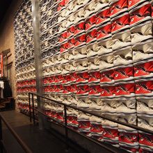 一目でコンバースのショップだと分かります