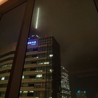 左手にあるロイヤルパークホテルは霧がかった雲の中（6階から）