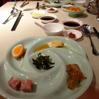 上海蟹コースの前菜。どれもシンプル。