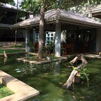 ホテル内のフロント。開放的でいい感じ