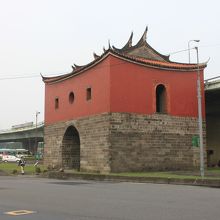 交通量の多い通りに面しています。