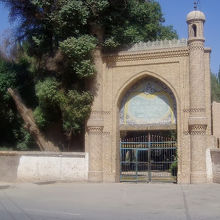 イスラム様式の門が印象的