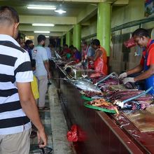 買った魚は、市場片隅でさばいてもらえます。