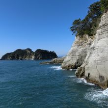 柵は一部ありますが、断崖になってます